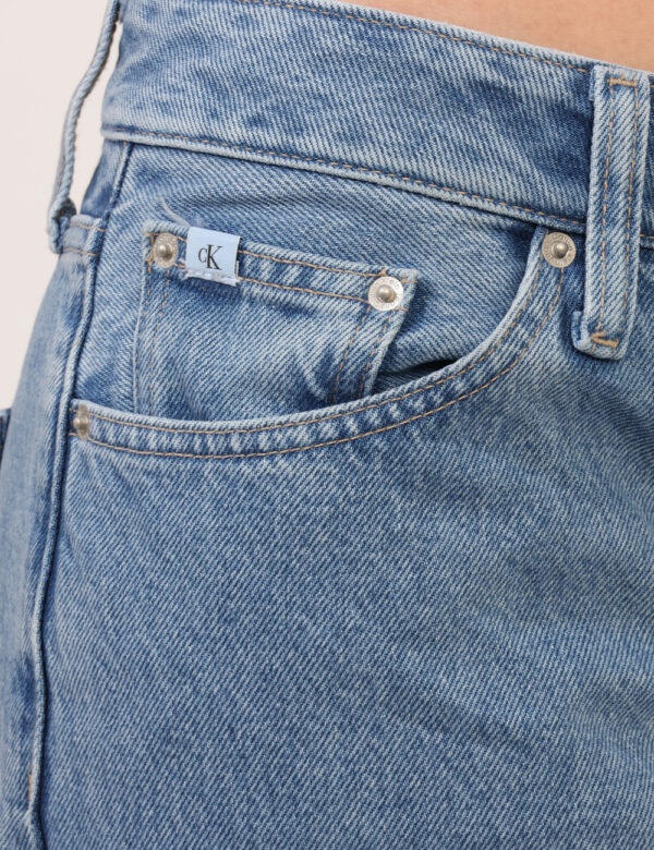 Jeans Calvin Klein Jeans - Jeans in total blu denim, con tasche sagomate sul fronte e tasche a toppa sul retro. La vestibili