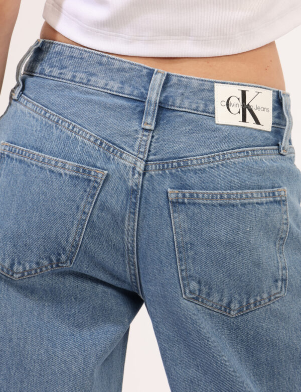 Jeans Calvin Klein Jeans - Jeans in total blu denim, con tasche sagomate sul fronte e tasche a toppa sul retro. La vestibili