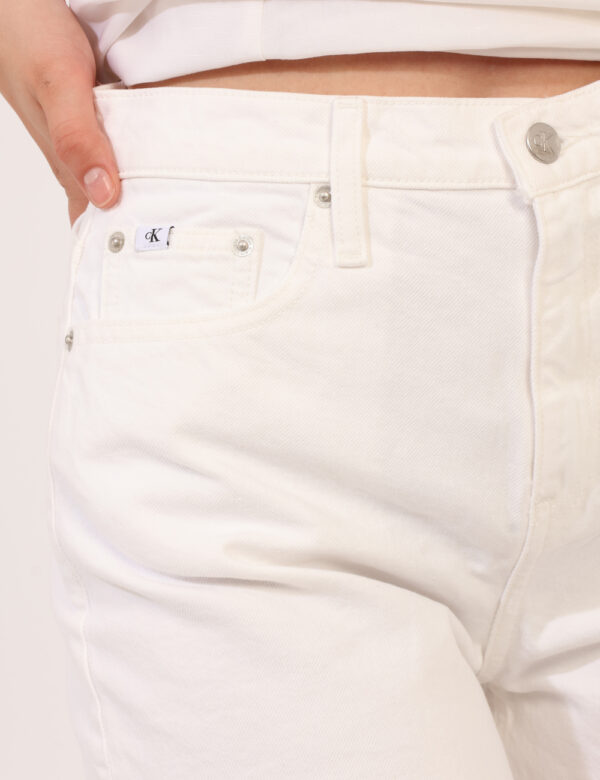 Shorts Calvin Klein Bianco - Shorts in jeans ed in total bianco, con orlo sfilacciato. La vestibilità è morbida e pratica gr
