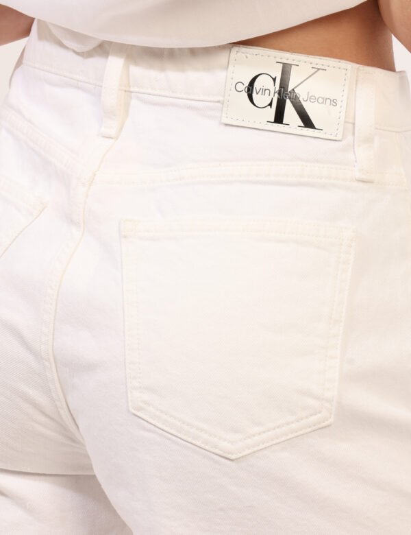 Shorts Calvin Klein Bianco - Shorts in jeans ed in total bianco, con orlo sfilacciato. La vestibilità è morbida e pratica gr