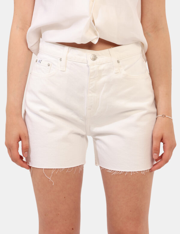 Shorts Calvin Klein Bianco - Shorts in jeans ed in total bianco, con orlo sfilacciato. La vestibilità è morbida e pratica gr