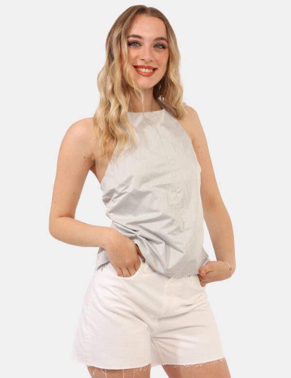 Top Calvin Klein Grigio - Top minimal, in total grigio chiaro, con schiena scoperta e spalline strette. La vestibilità è mor