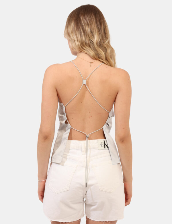 Top Calvin Klein Grigio - Top minimal, in total grigio chiaro, con schiena scoperta e spalline strette. La vestibilità è mor