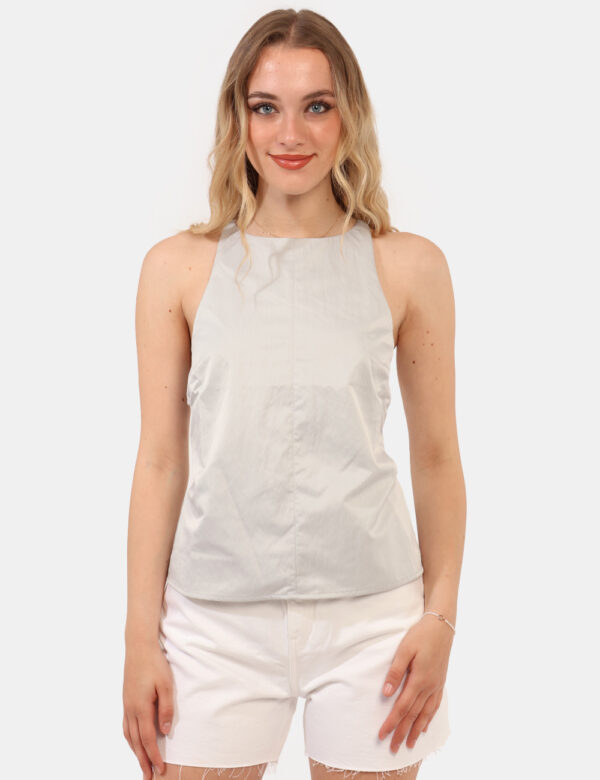 Top Calvin Klein Grigio - Top minimal, in total grigio chiaro, con schiena scoperta e spalline strette. La vestibilità è mor