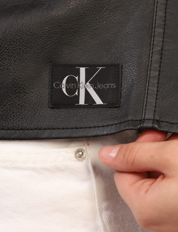 Giacca Calvin Klein Nero - Giacca leggera in simil pelle ed in total nero. La vestibilità è morbida e pratica grazie a botto