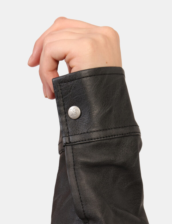 Giacca Calvin Klein Nero - Giacca leggera in simil pelle ed in total nero. La vestibilità è morbida e pratica grazie a botto