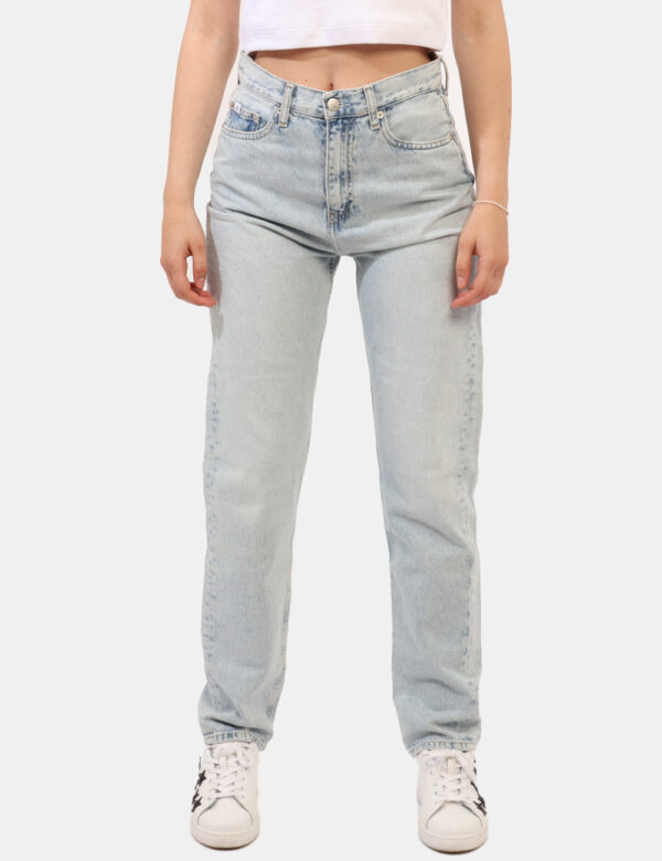 Jeans Calvin Klein Jeans - Jeans in total blu denim light, con tasche sagomate sul fronte e tasche a toppa sul retro. La ves