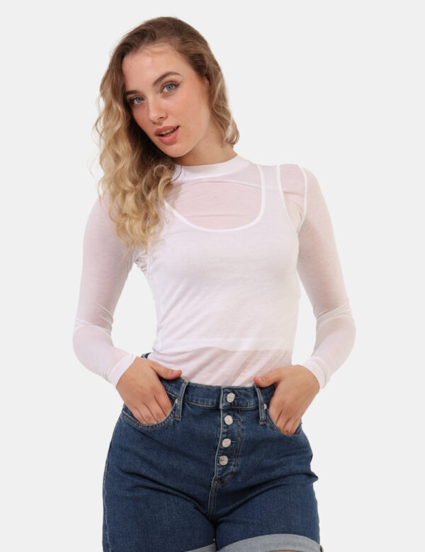 Top Calvin Klein Bianco - T-shirt a maniche lunghe doppia con canotta e collo alto, in total bianco. La vestibilità è morbid