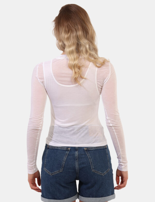 Top Calvin Klein Bianco - T-shirt a maniche lunghe doppia con canotta e collo alto, in total bianco. La vestibilità è morbid