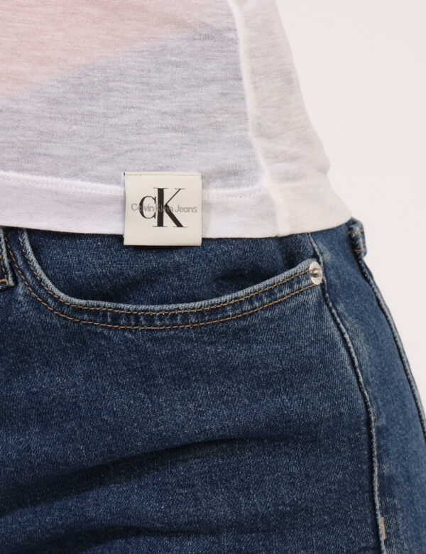 Top Calvin Klein Bianco - T-shirt a maniche lunghe doppia con canotta e collo alto, in total bianco. La vestibilità è morbid