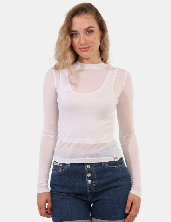 Top Calvin Klein Bianco - T-shirt a maniche lunghe doppia con canotta e collo alto, in total bianco. La vestibilità è morbid