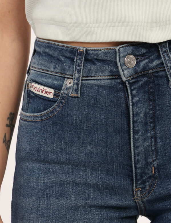 Jeans Calvin Klein Jeans - Jeans classico in total blu denim con tasche sagomate sul fronte e tasche a toppa sul retro. La v