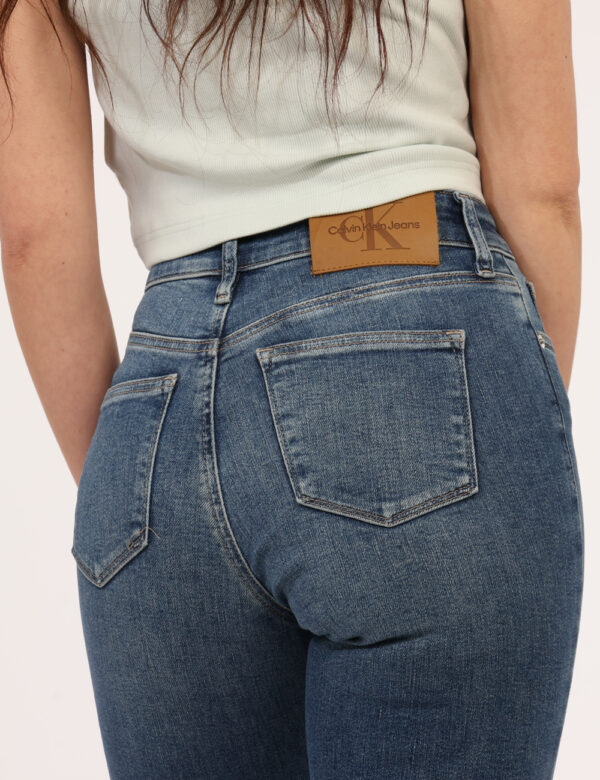Jeans Calvin Klein Jeans - Jeans classico in total blu denim con tasche sagomate sul fronte e tasche a toppa sul retro. La v