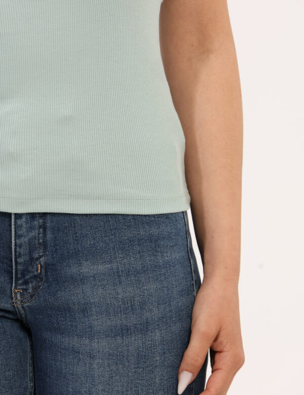Top Calvin Klein Verde - Cod. art. J20J225302 OZVi ricordiamo che tutti i nostri articoli sono originali.