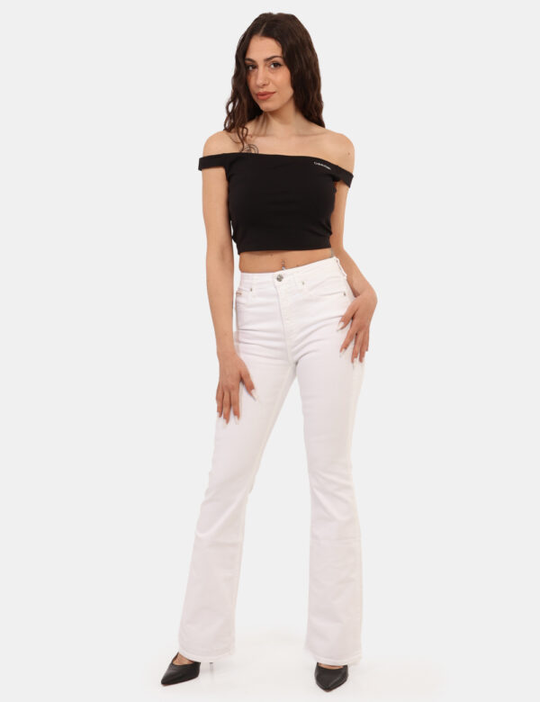 Jeans Calvin Klein Bianco - Jeans in total bianco, con gambe leggermente a zampa, tasche sagomate sul fronte e tasche a topp
