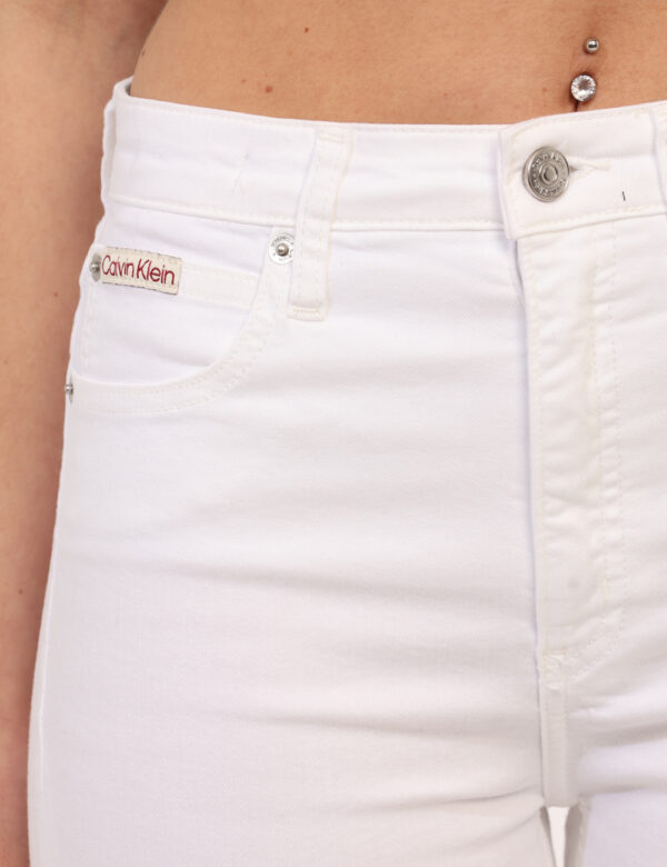 Jeans Calvin Klein Bianco - Jeans in total bianco, con gambe leggermente a zampa, tasche sagomate sul fronte e tasche a topp