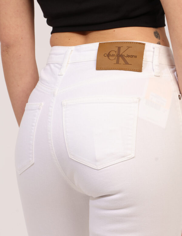 Jeans Calvin Klein Bianco - Jeans in total bianco, con gambe leggermente a zampa, tasche sagomate sul fronte e tasche a topp