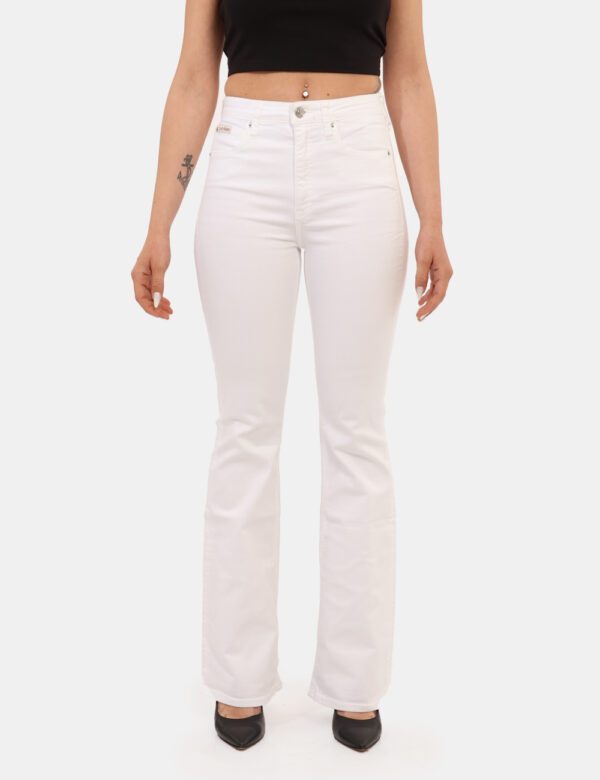 Jeans Calvin Klein Bianco - Jeans in total bianco, con gambe leggermente a zampa, tasche sagomate sul fronte e tasche a topp