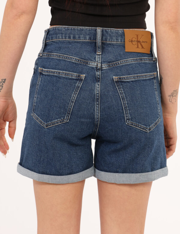 Shorts Calvin Klein Jeans - Shorts in jeans ed in total blu denim, con risvoltino. La vestibilità è morbida e pratica grazie