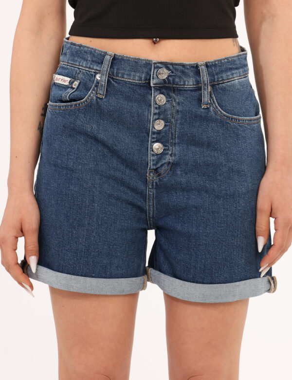 Shorts Calvin Klein Jeans - Shorts in jeans ed in total blu denim, con risvoltino. La vestibilità è morbida e pratica grazie