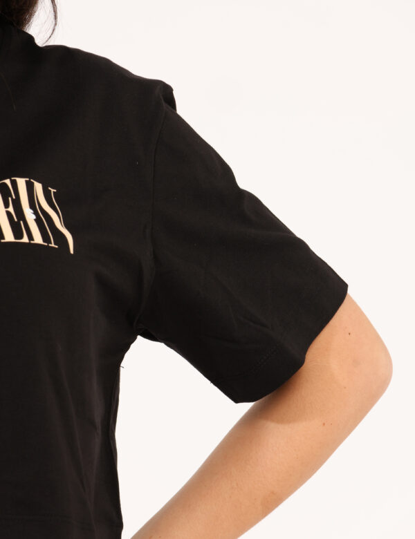 T-shirt Calvin Klein Nero - Cod. art. J20J225578 OZVi ricordiamo che tutti i nostri articoli sono originali.