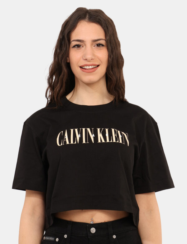 T-shirt Calvin Klein Nero - Cod. art. J20J225578 OZVi ricordiamo che tutti i nostri articoli sono originali.