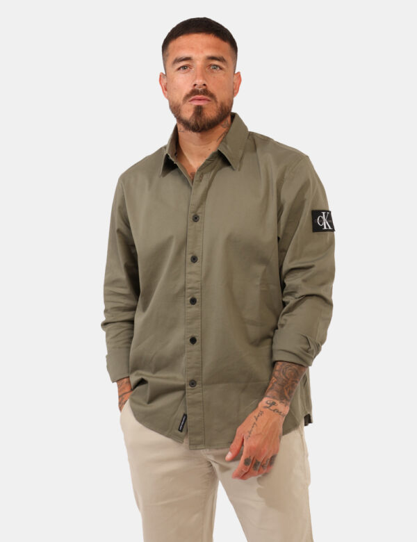 Camicia Calvin Klein Verde - Camicia casual in total verde militare. La vestibilità è morbida e pratica grazie a bottoni ad
