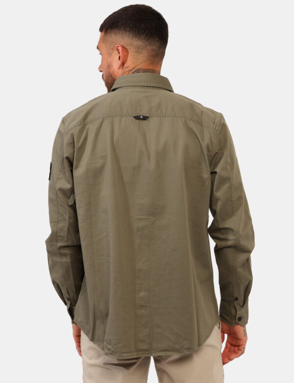 Camicia Calvin Klein Verde - Camicia casual in total verde militare. La vestibilità è morbida e pratica grazie a bottoni ad