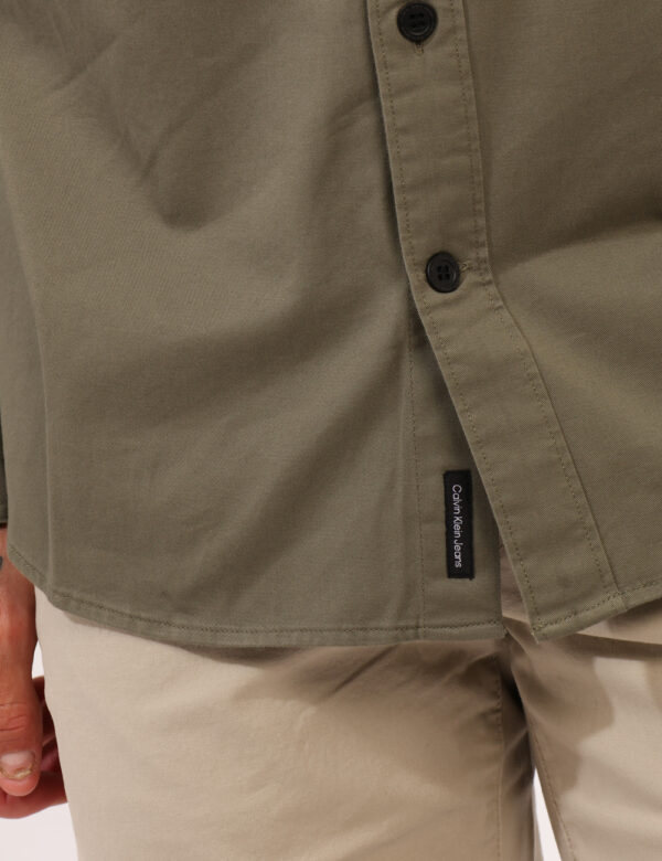Camicia Calvin Klein Verde - Camicia casual in total verde militare. La vestibilità è morbida e pratica grazie a bottoni ad