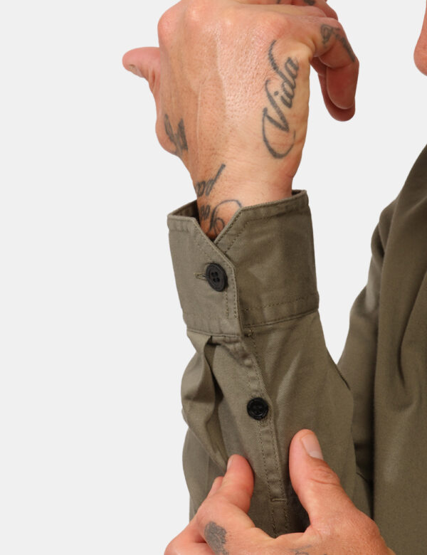 Camicia Calvin Klein Verde - Camicia casual in total verde militare. La vestibilità è morbida e pratica grazie a bottoni ad