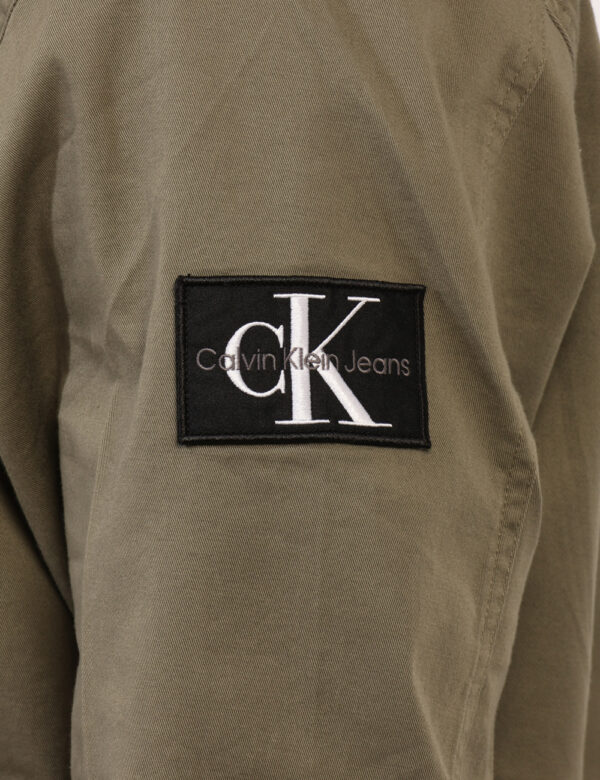 Camicia Calvin Klein Verde - Camicia casual in total verde militare. La vestibilità è morbida e pratica grazie a bottoni ad