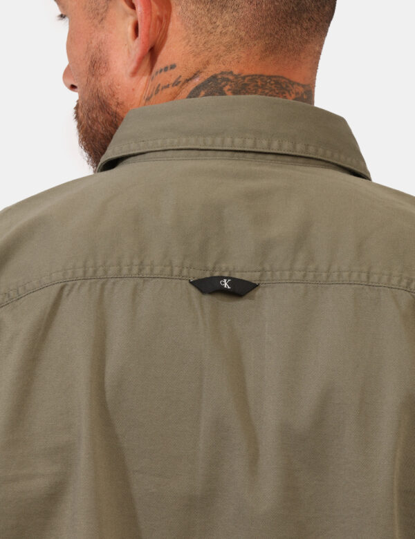 Camicia Calvin Klein Verde - Camicia casual in total verde militare. La vestibilità è morbida e pratica grazie a bottoni ad