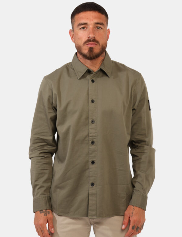 Camicia Calvin Klein Verde - Camicia casual in total verde militare. La vestibilità è morbida e pratica grazie a bottoni ad