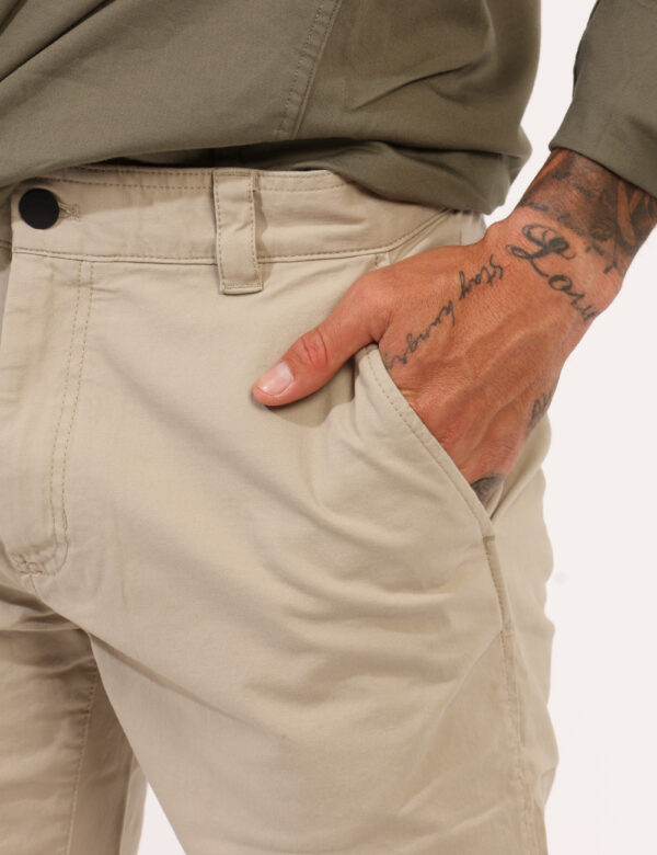 Pantaloni Calvin Klein Beige - Pantaloni in total beige, con tasche a taglio trasversale e fake tasche sul retro. La vestibi
