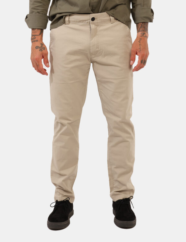 Pantaloni Calvin Klein Beige - Pantaloni in total beige, con tasche a taglio trasversale e fake tasche sul retro. La vestibi