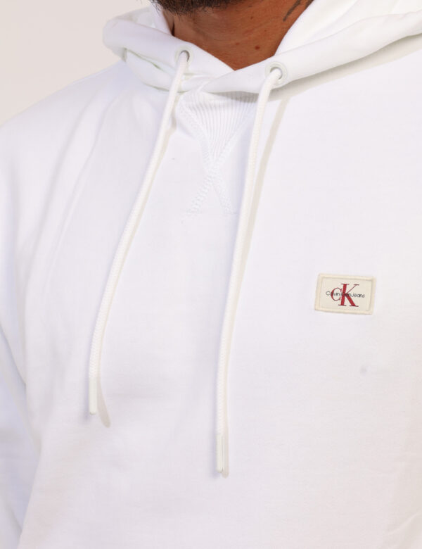 Felpa Calvin Klein Bianco - Felpa garzata con cappuccio in total bianco con patch logo brand. Presente tascone a canguro in