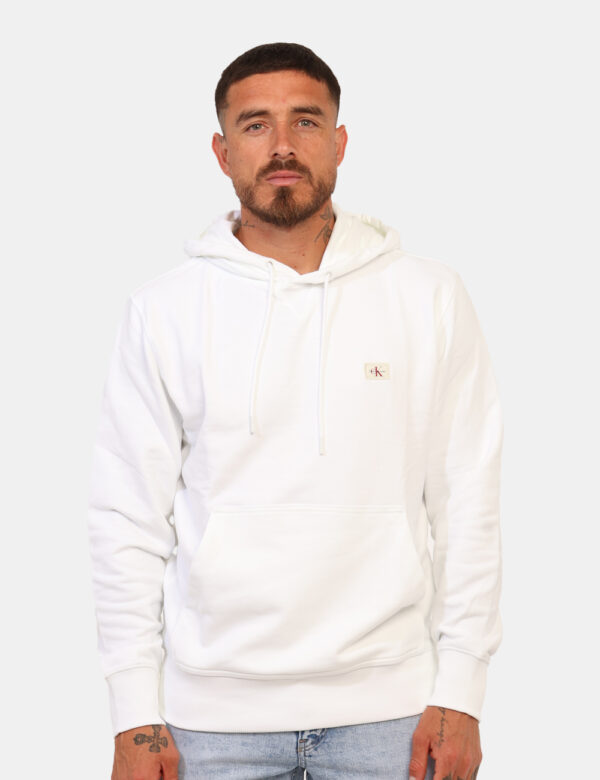 Felpa Calvin Klein Bianco - Felpa garzata con cappuccio in total bianco con patch logo brand. Presente tascone a canguro in