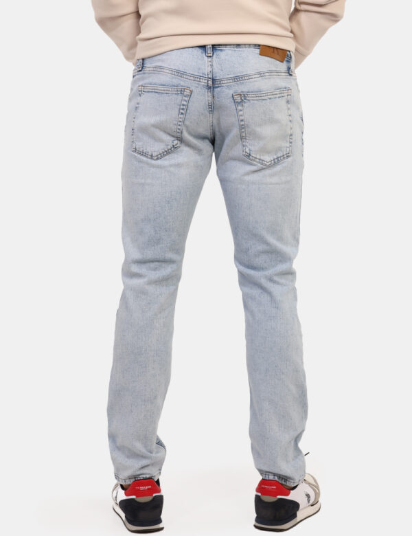 Jeans Calvin Klein Jeans - Jeans classico in total blu denim con tasche sagomate sul fronte e tasche a toppa sul retro. La v