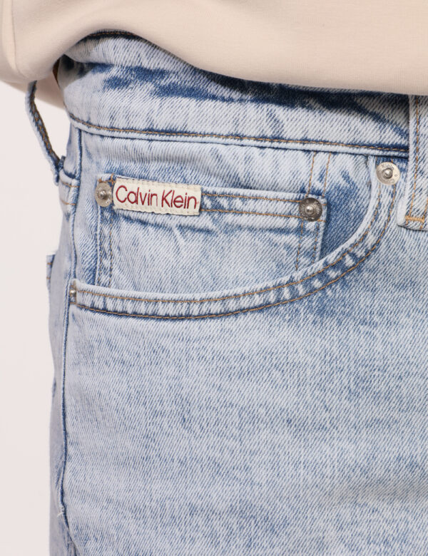 Jeans Calvin Klein Jeans - Jeans classico in total blu denim con tasche sagomate sul fronte e tasche a toppa sul retro. La v