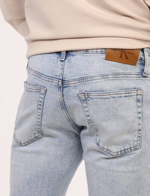 Jeans Calvin Klein Jeans - Jeans classico in total blu denim con tasche sagomate sul fronte e tasche a toppa sul retro. La v