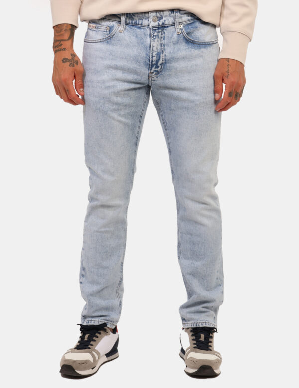 Jeans Calvin Klein Jeans - Jeans classico in total blu denim con tasche sagomate sul fronte e tasche a toppa sul retro. La v