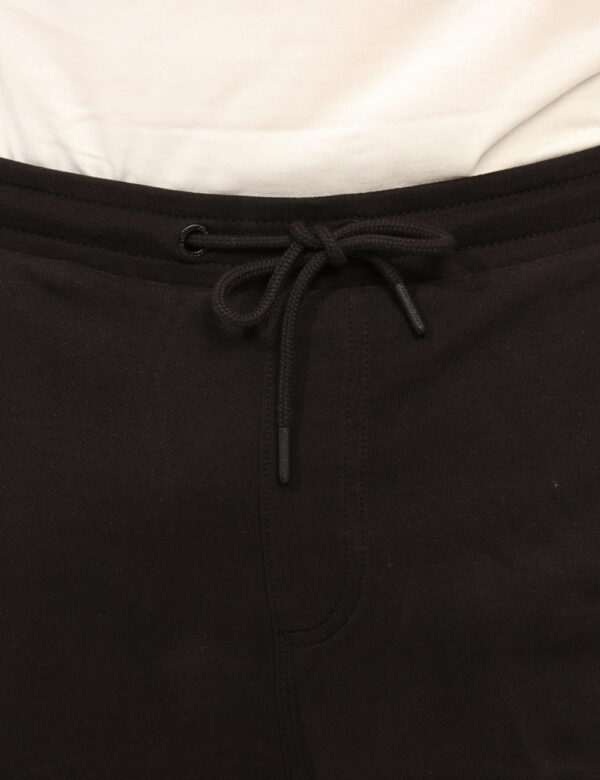 Bermuda Calvin Klein Nero - Bermuda in tessuto ed in total nero, con tasche a taglio trasversale e tasche cargo laterali. La