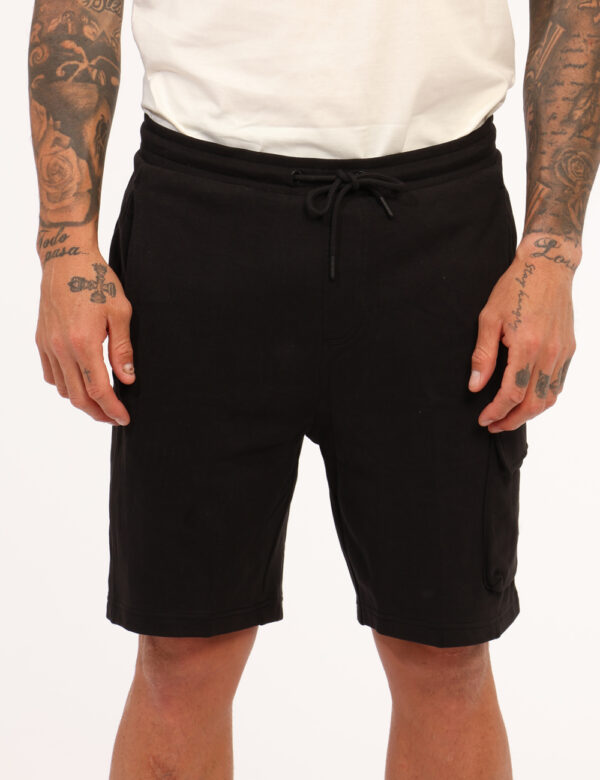 Bermuda Calvin Klein Nero - Bermuda in tessuto ed in total nero, con tasche a taglio trasversale e tasche cargo laterali. La