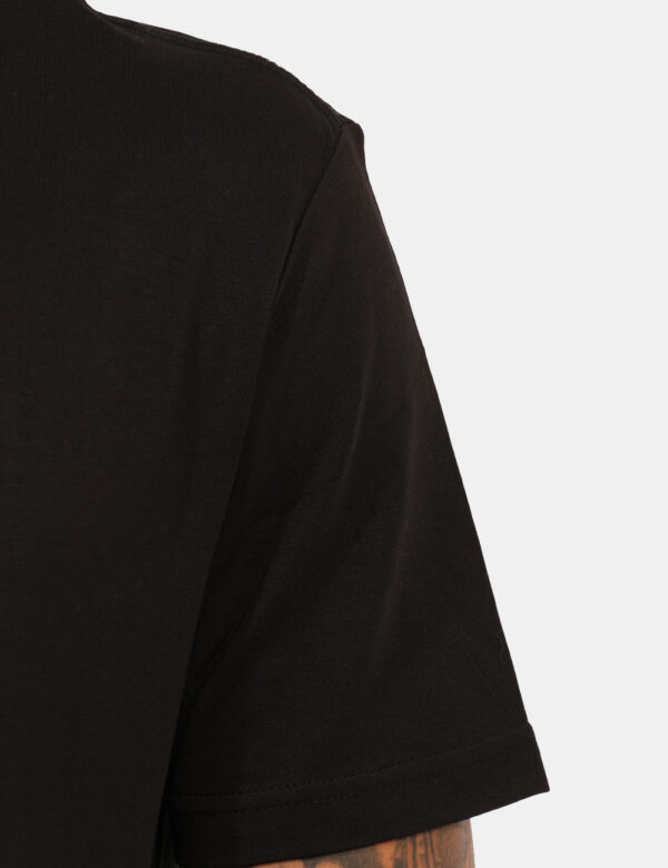 T-shirt Calvin Klein Nero - T-shirt classica su base nera con stampa logo brand coordinata. La vestibilità è morbida e regol