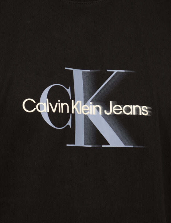 T-shirt Calvin Klein Nero - T-shirt classica su base nera con stampa logo brand coordinata. La vestibilità è morbida e regol