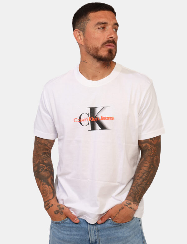 T-shirt Calvin Klein Bianco - T-shirt classica su base bianca con stampa logo brand coordinata. La vestibilità è morbida e r