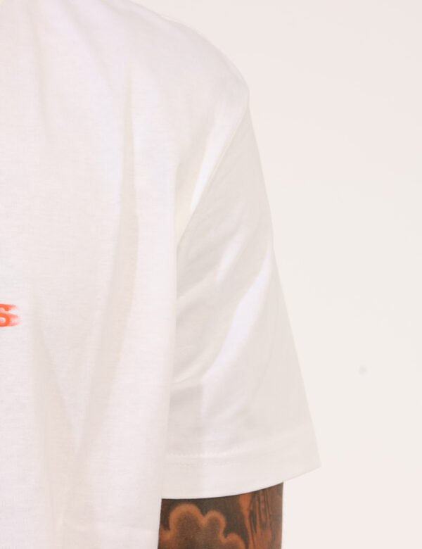 T-shirt Calvin Klein Bianco - T-shirt classica su base bianca con stampa logo brand coordinata. La vestibilità è morbida e r
