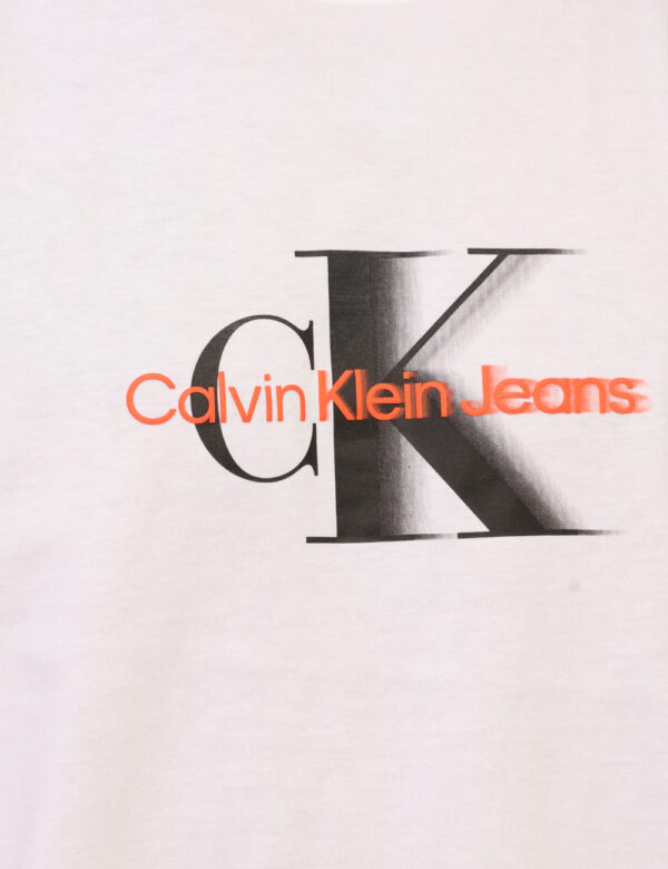 T-shirt Calvin Klein Bianco - T-shirt classica su base bianca con stampa logo brand coordinata. La vestibilità è morbida e r