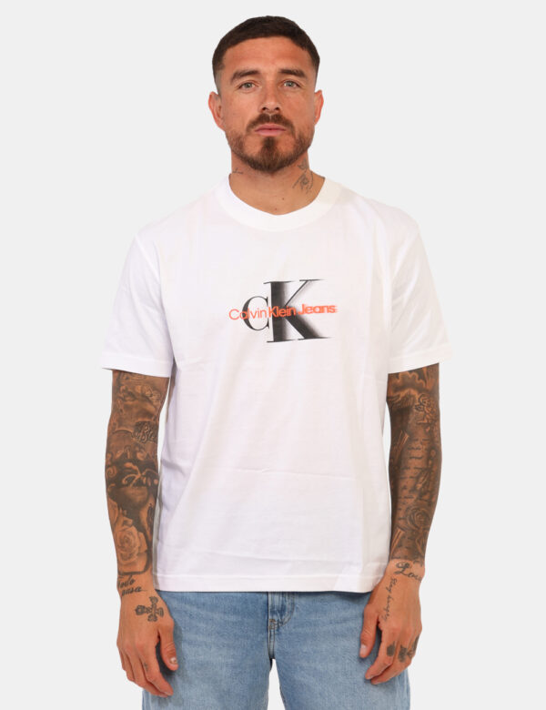 T-shirt Calvin Klein Bianco - T-shirt classica su base bianca con stampa logo brand coordinata. La vestibilità è morbida e r