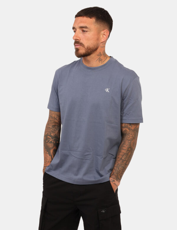 T-shirt Calvin Klein Blu - T-shirt classica su base blu avio con stampa logo brand ricamato bianco ad altezza cuore, più sta